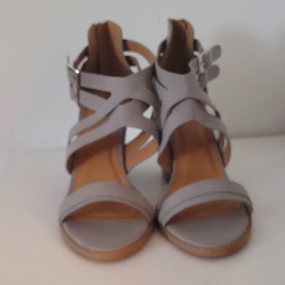 Blocky high heals sandals - Picture 2 of 2